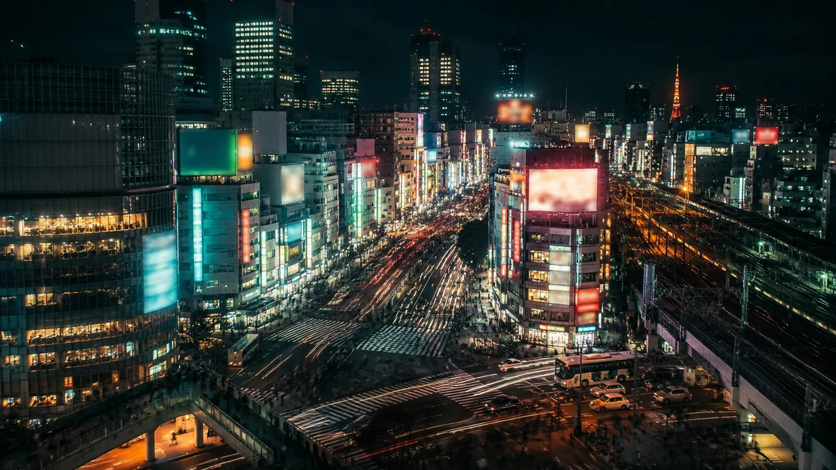 新宿・歌舞伎町の夜景と多くの店舗・人の流れ