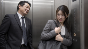 セクハラ上司におびえる女性