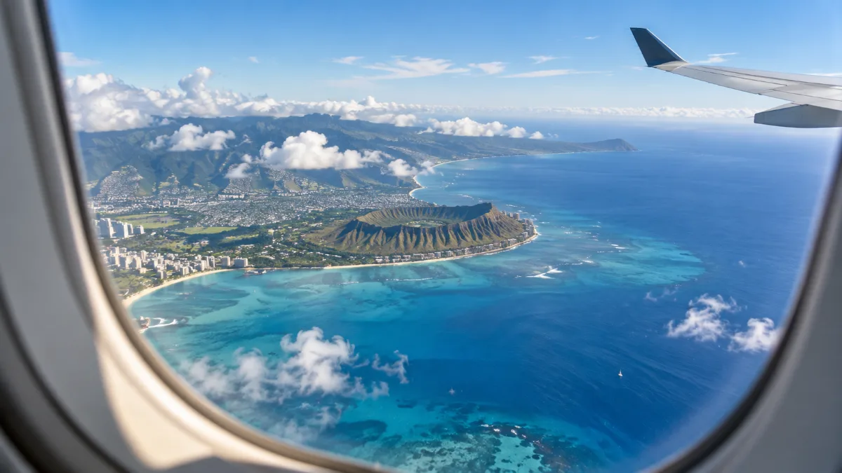 飛行機の窓から見下ろしたハワイの島と海